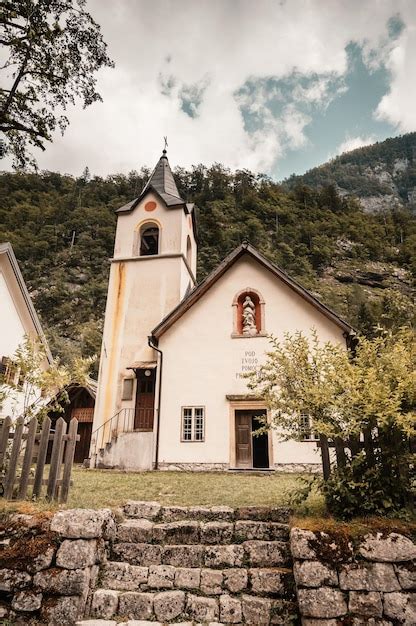 Zadnja Trenta Tal mit alten Alpenhütten und Bergen im Hintergrund