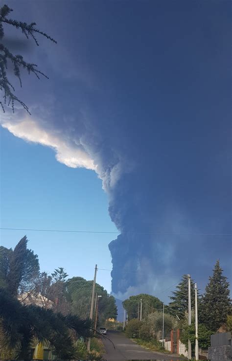 Nuovo Parossismo Dell Etna In Corso Fontana Di Lava Al Cratere Di Sud