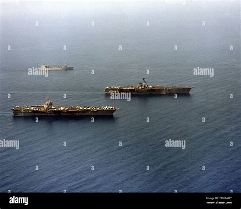 Vue à tribord du porte avions à propulsion nucléaire USS ENTERPRISE