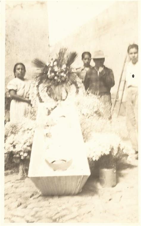 Retrato post mortem de un niño en un féretro rodeado por su familia