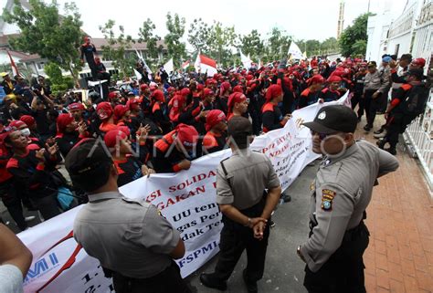 KESELAMATAN KERJA BURUH ANTARA Foto