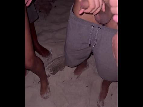 Belinha e sua busca por pirocas fez dogging na praia do Abricó XVIDEOS