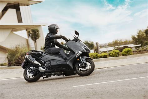 Motorrad Vergleich Yamaha Tmax Vs Vespa Gts Hpe