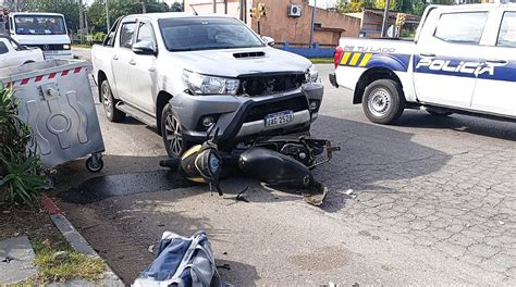 Camioneta cruzó en rojo y chocó a un motociclista Diario El Telégrafo