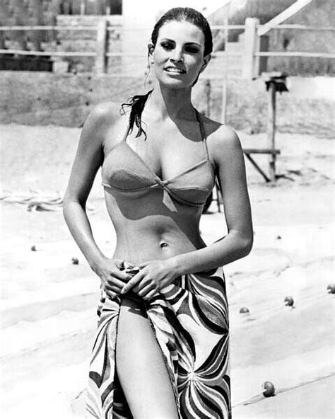 Raquel Welch With Wet Hair 1968 In Bikini By Swimming Pool 8x10 Inch