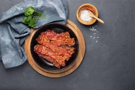 Bacon Frit Croustillant Dans Une Casserole De Fusion Image Stock