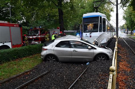 Tramwaj Zderzy Si Z Samochodem Wypadek Na Szczeci Skim Krzekowie