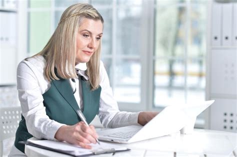 Premium Photo Portrait Of A Mature Business Woman Working At Office