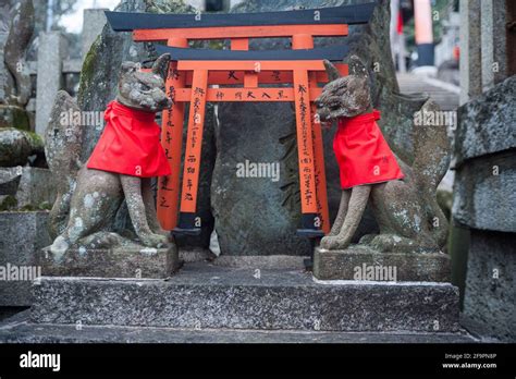 24122017 Kyoto Kansai Japan Stone Statues Depict Inari Okami