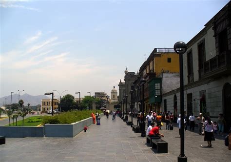 Lima la Única Calle de Polvos Azules