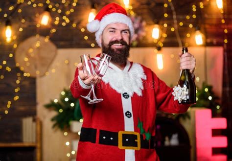 Feestdagen Vieren Laat Jezelf Plezier Man Bebaard Santa Viert Kerstmis Met Alcohol Drankje