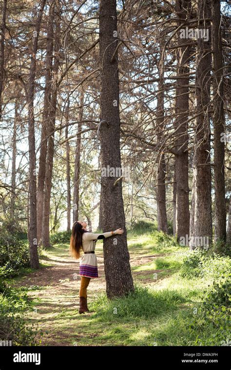 Hugging Tree Banque De Photographies Et Dimages à Haute Résolution Alamy