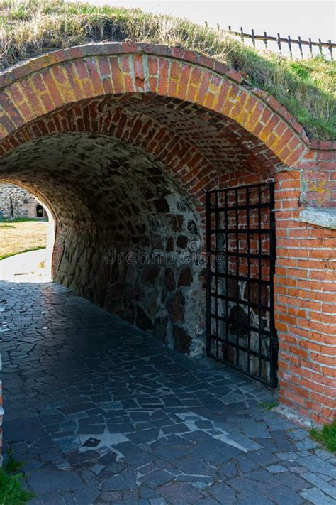 L Antico Cancello Della Fortezza Nel Muro Di Pietra Fotografia Stock