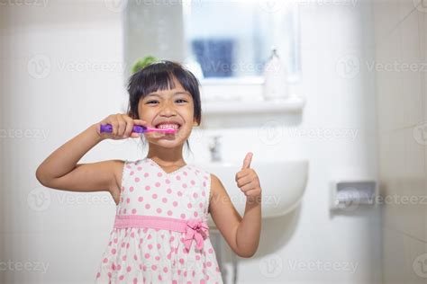 Garotinha Bonitinha Limpando Os Dentes Escova De Dentes No Banheiro