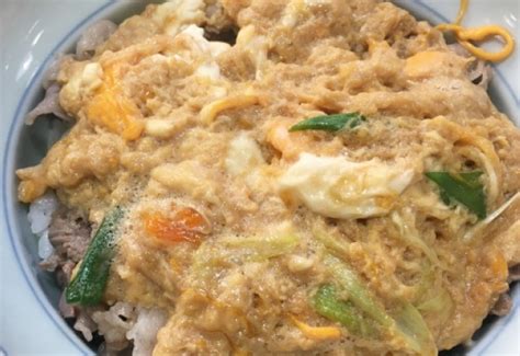 【卵とじ牛丼】めんつゆ3倍と醤油！玉ねぎ入りの牛とじ丼の人気レシピと作り方