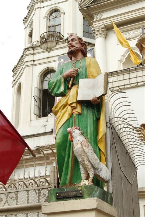 Fuera De Una Iglesia Cat Lica Con Estatuas De Santos En Filipinas Foto