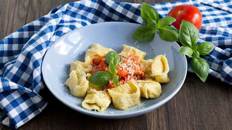 Selbstgemachte Tortellini mit Ricotta Parmesan Füllung