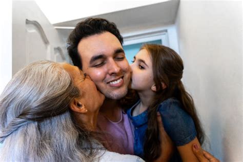 140 Besando A La Madre E Hija En Puerta Fotografías De Stock Fotos E