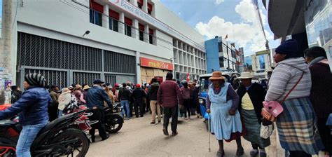 Puno Usuarios Que Pernoctan Formando Largas Colas En El Banco De La