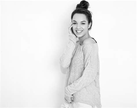 Retrato Do Modelo De Menina Morena Linda Jovem Maquiagem Nude Em Roupas De Ver O Posando