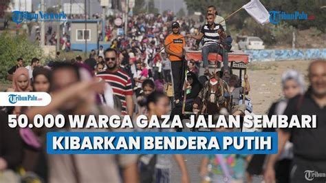 Jalan Kaki Sembari Kibarkan Bendera Putih Ribu Warga Gaza Mengungsi