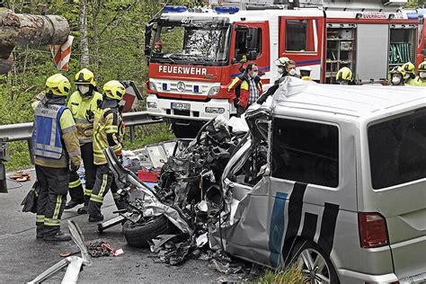 Landkreis Miesbach VW Bus Prallt In Holzlaster Fahrer Tot