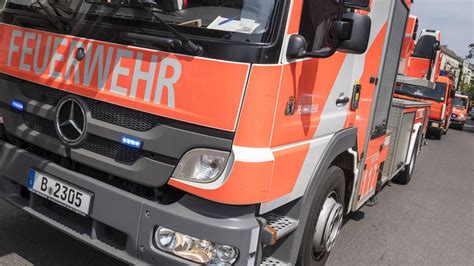 Gro E Rauchwolke Ber Berlin Spandau Feuerwehr Bek Mpft Brand In