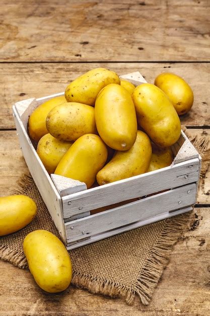 Patatas Crudas Sin Pelar Enteras En Una Caja De Madera Nueva Cosecha