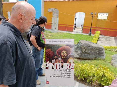 Desde abajo y a la izquierda Luis Hernández Navarro presenta su