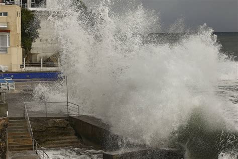 En Im Genes Viernes Lluvioso Y Con Olas De M S De Metros En Asturias