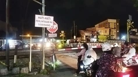 KERETA MONSTER MELINTAS DI PERLINTASAN KERETA API JPL 1C JALAN PETEK