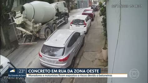 Concreto Em Rua Da Zona Oeste De Sp é Risco Para Moradores E Motoristas