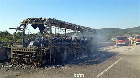 Un Autocar Incendiado Corta Un Carril De La Ap En La Jonquera Y