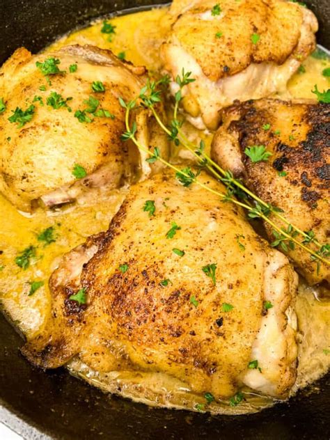 Soul Food Smothered Chicken Thighs {video}