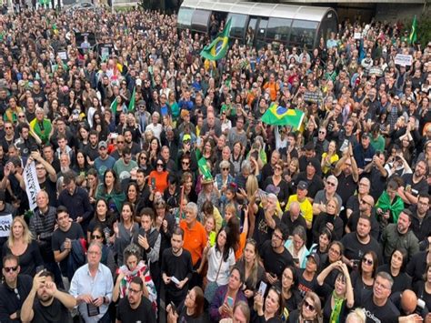 A REPÚBLICA DE CURITIBA REAGE Na capital paranaense apoiadores