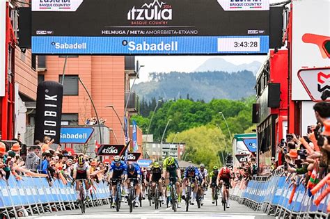 Romain Grégoire gana al sprint en Amorebieta la quinta etapa de la