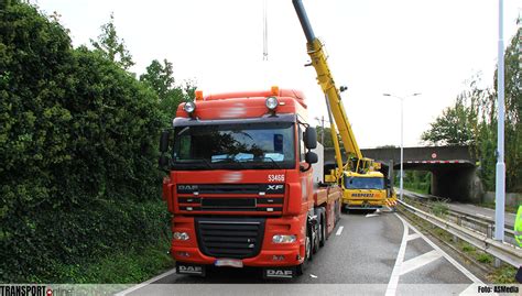 Transport Online Vrachtwagen Geladen Met Betonplaten Vast Onder