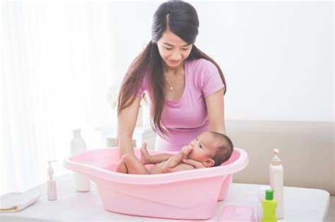 Breast Milk Bath For Newborn Health Benefits And How To Do It 1happykiddo