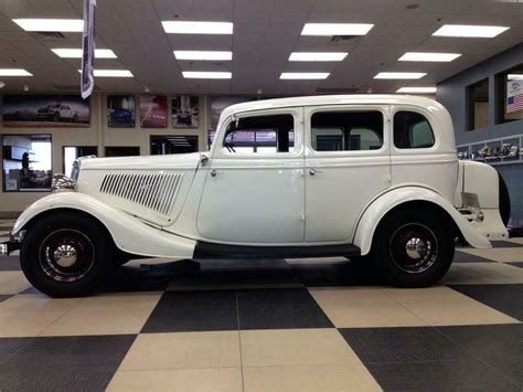 1934 FORD DELUXE 4 DOOR SEDAN Front 3 4 162278