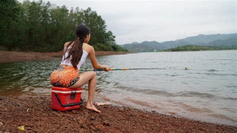 Homepage Video 2 Girls In Bikini Fishing