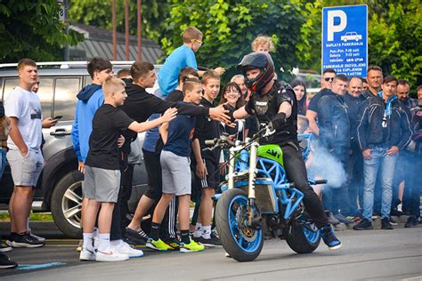 Spektakularni Moto Susret U Na Icama Defile Bajkera Adrenalinski