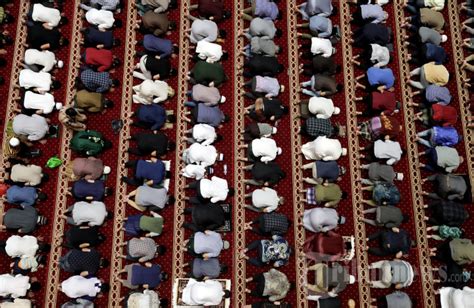 Salat Tarawih Ramadhan Di Masjid Istiqlal Foto