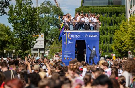 Christopher Street Day In Stuttgart Unternehmen Mit Klarer Botschaft