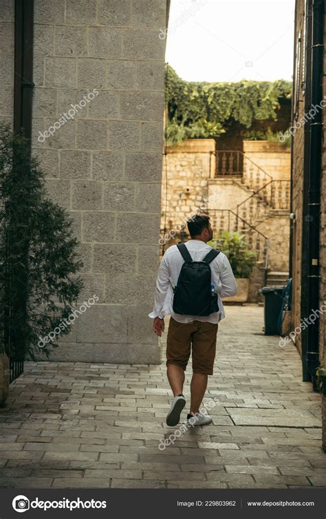 Hombre Caminando Por Las Estrechas Calles Kotor Vacaciones Verano