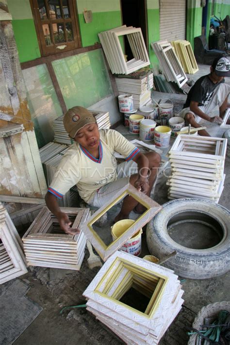 Perajin Bingkai Antara Foto