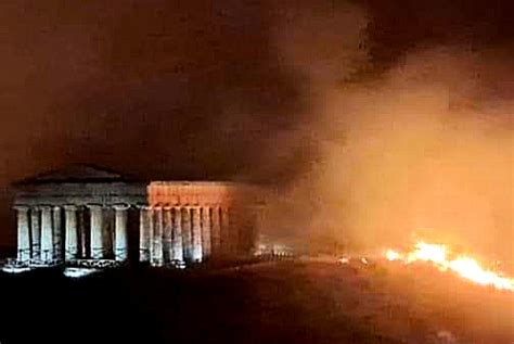 Incendio A Calatafimi Segesta Le Fiamme Arrivano Al Tempio Trapanisi It