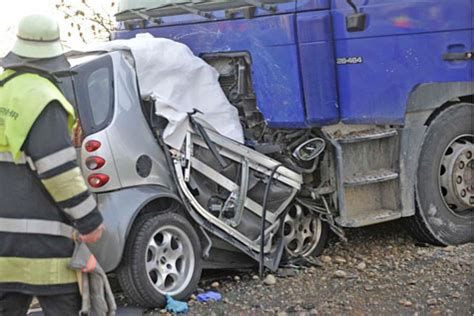 Lkw Prallt Mit Smart Zusammen Autofahrer Stirbt