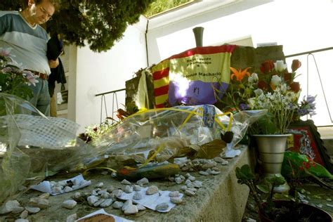 Bronca A Puigdemont Per Una Estelada A La Tomba De Machado