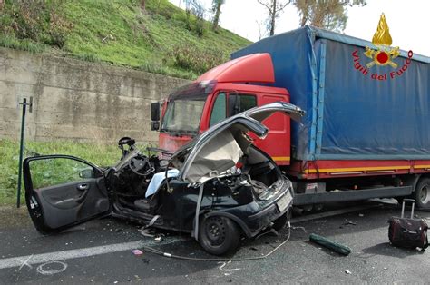 Camion Contro Auto Due Morti Tra Le Lamiere Live Sicilia