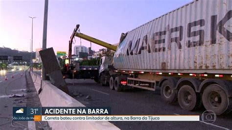 Vídeo Carreta derruba limitador de altura na Barra da Tijuca RJ1 G1